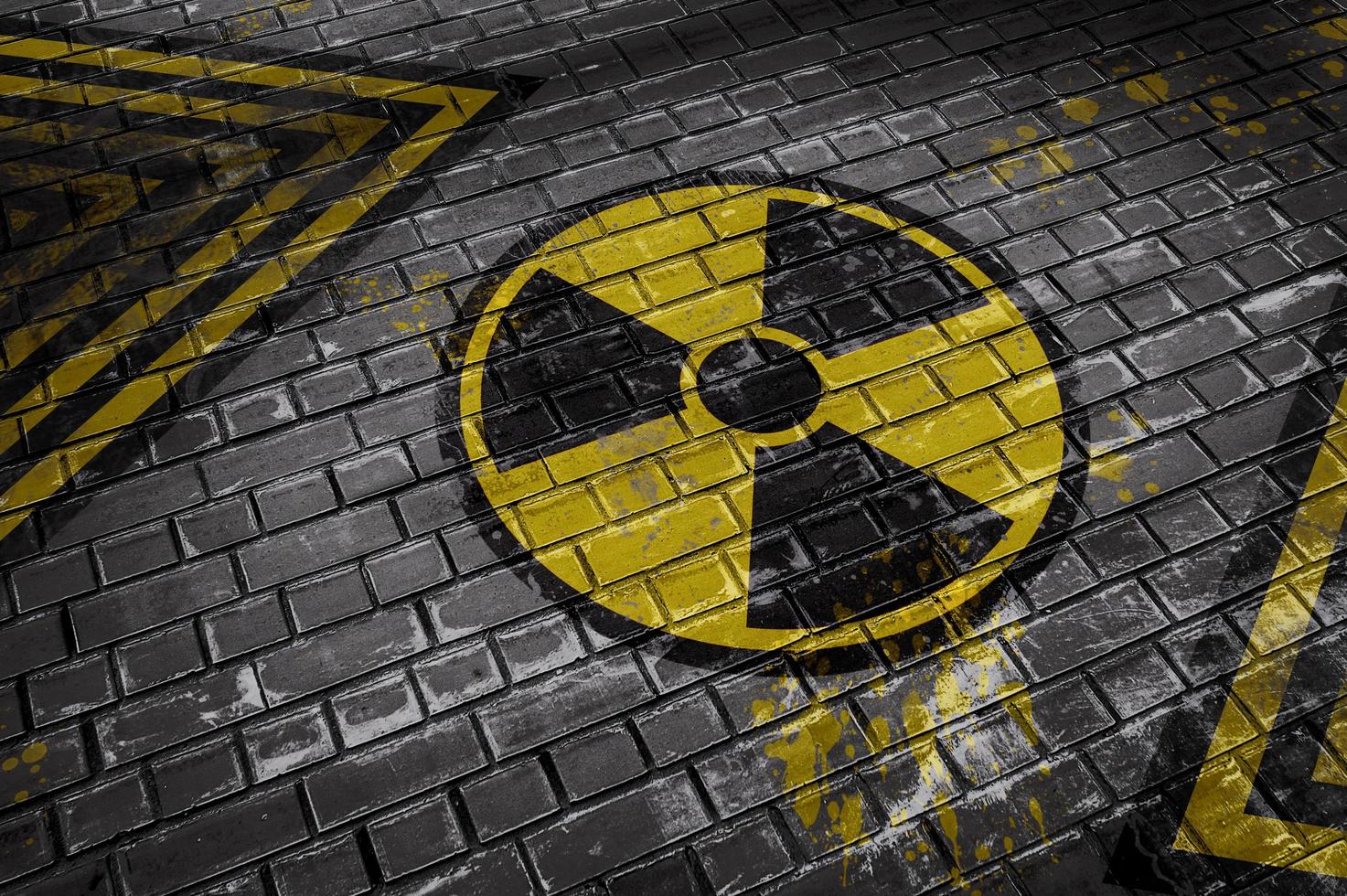 illustrazione 3d raffigurante un muro di mattoni con un segnale di pericolo radioattivo e linee giallo-nere foto