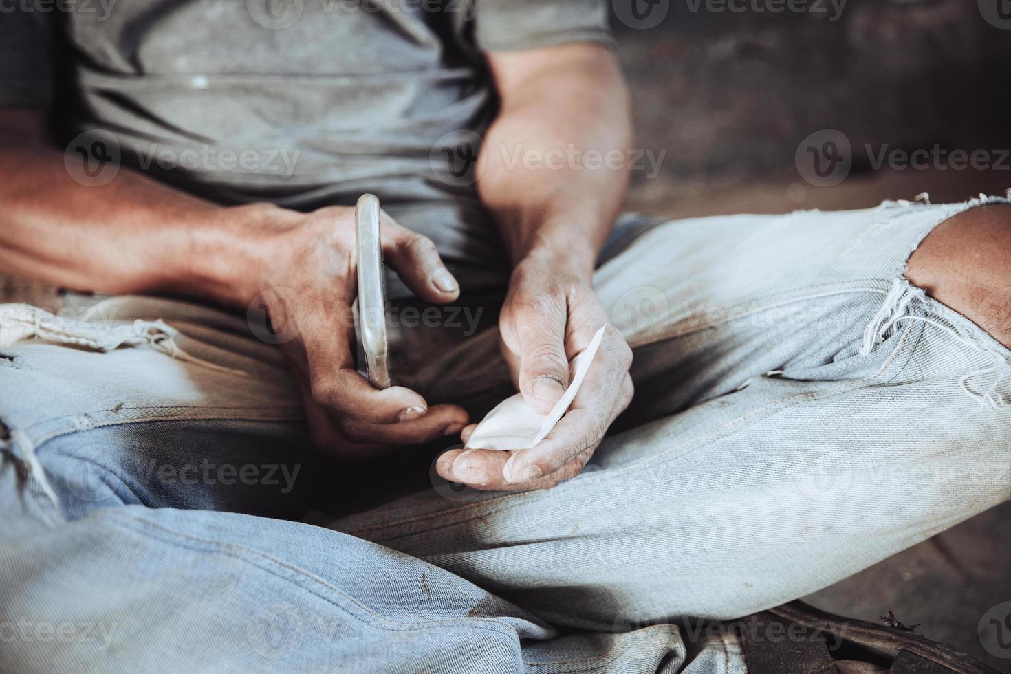 l'uomo è spacciatore. l'uomo chiama vende la droga foto