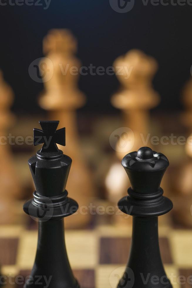 alcuni pezzi di legno di scacchi foto