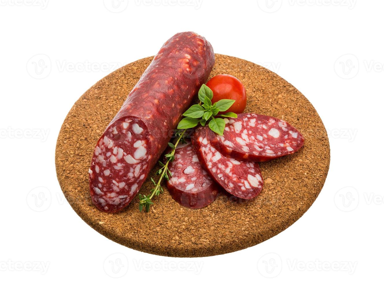 salsicce di salame sul piatto di legno foto