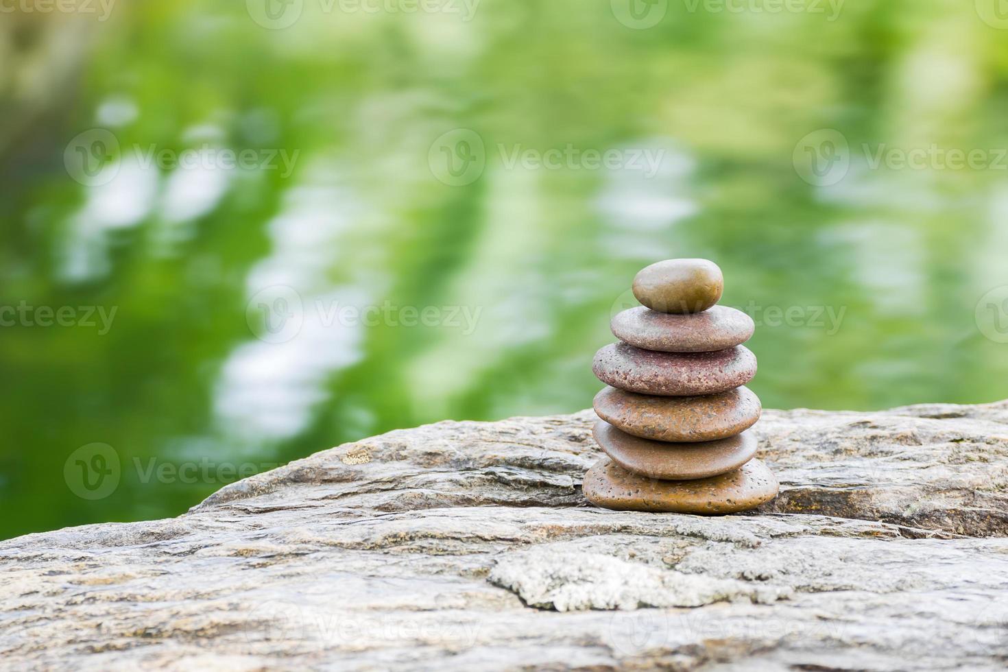 pila di rocce zen in giardino foto