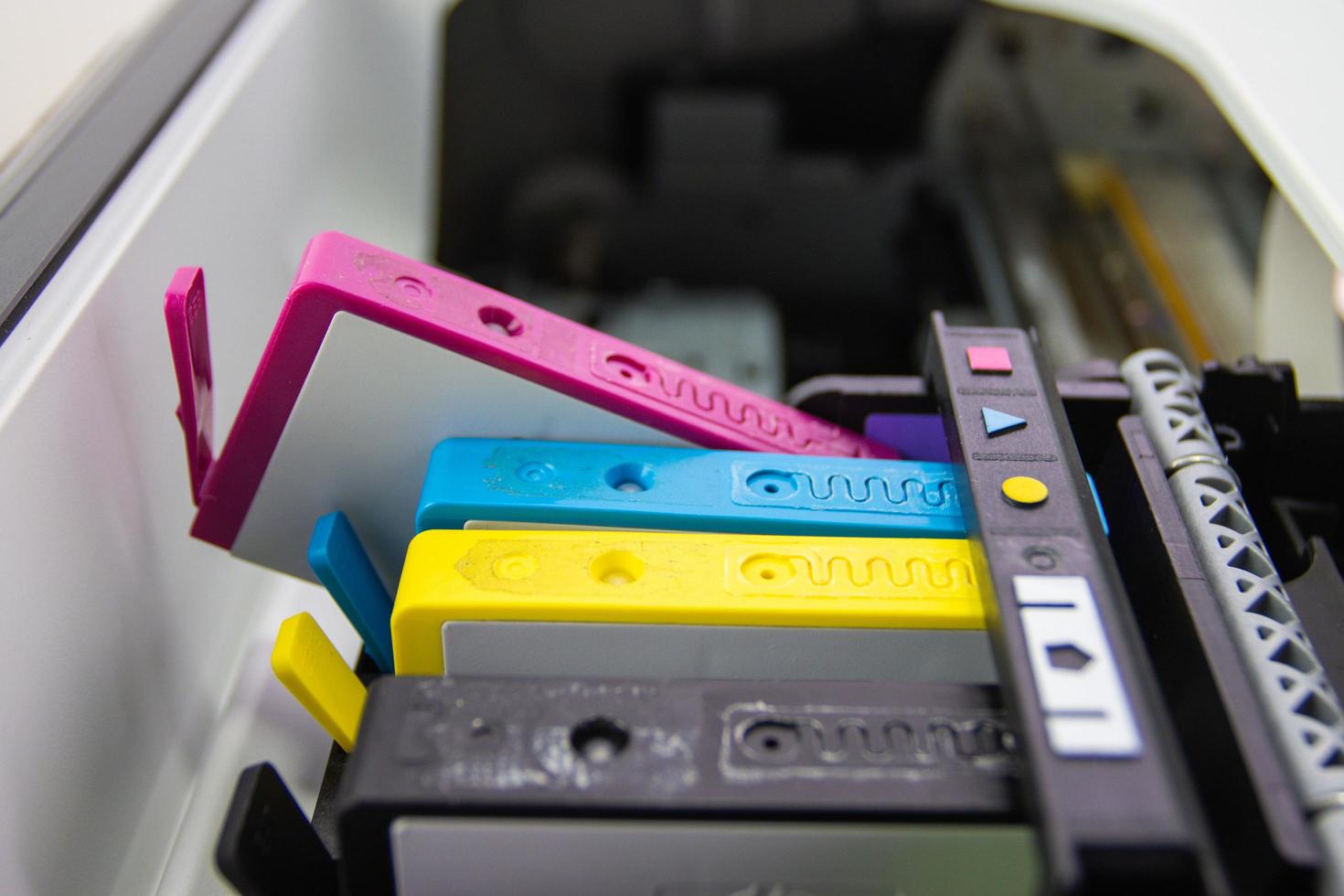una cartuccia d'inchiostro o una cartuccia a getto d'inchiostro è un componente di una stampante a getto d'inchiostro che contiene l'inchiostro a quattro colori foto