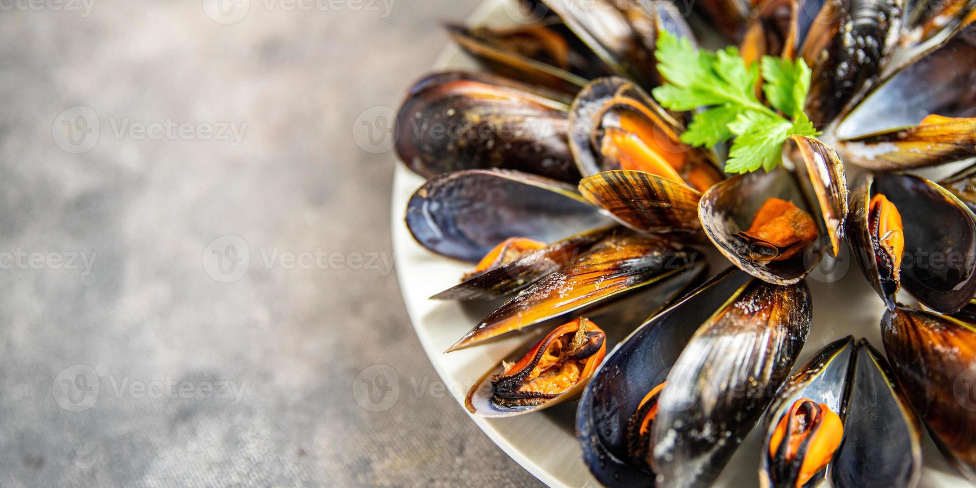 cozze in conchiglie pasto a base di pesce fresco sul tavolo copia spazio cibo sfondo foto