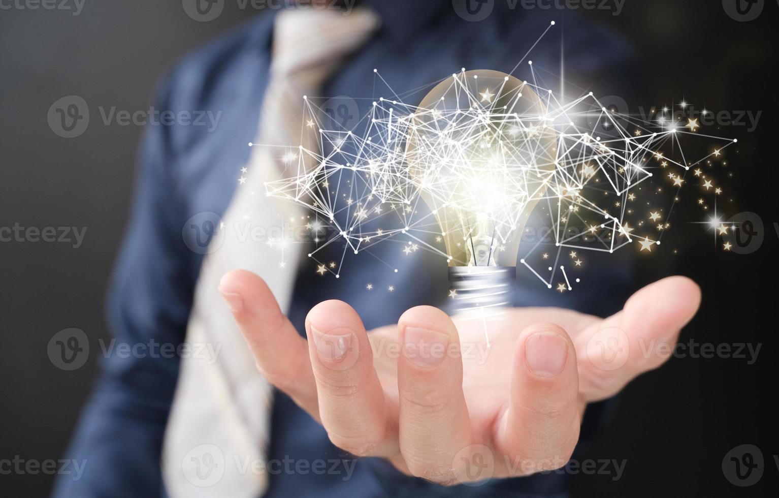 concetto di idea con innovazione e ispirazione, tecnologia rivoluzionaria nella scienza e nella comunicazione, mani che tengono la lampadina foto