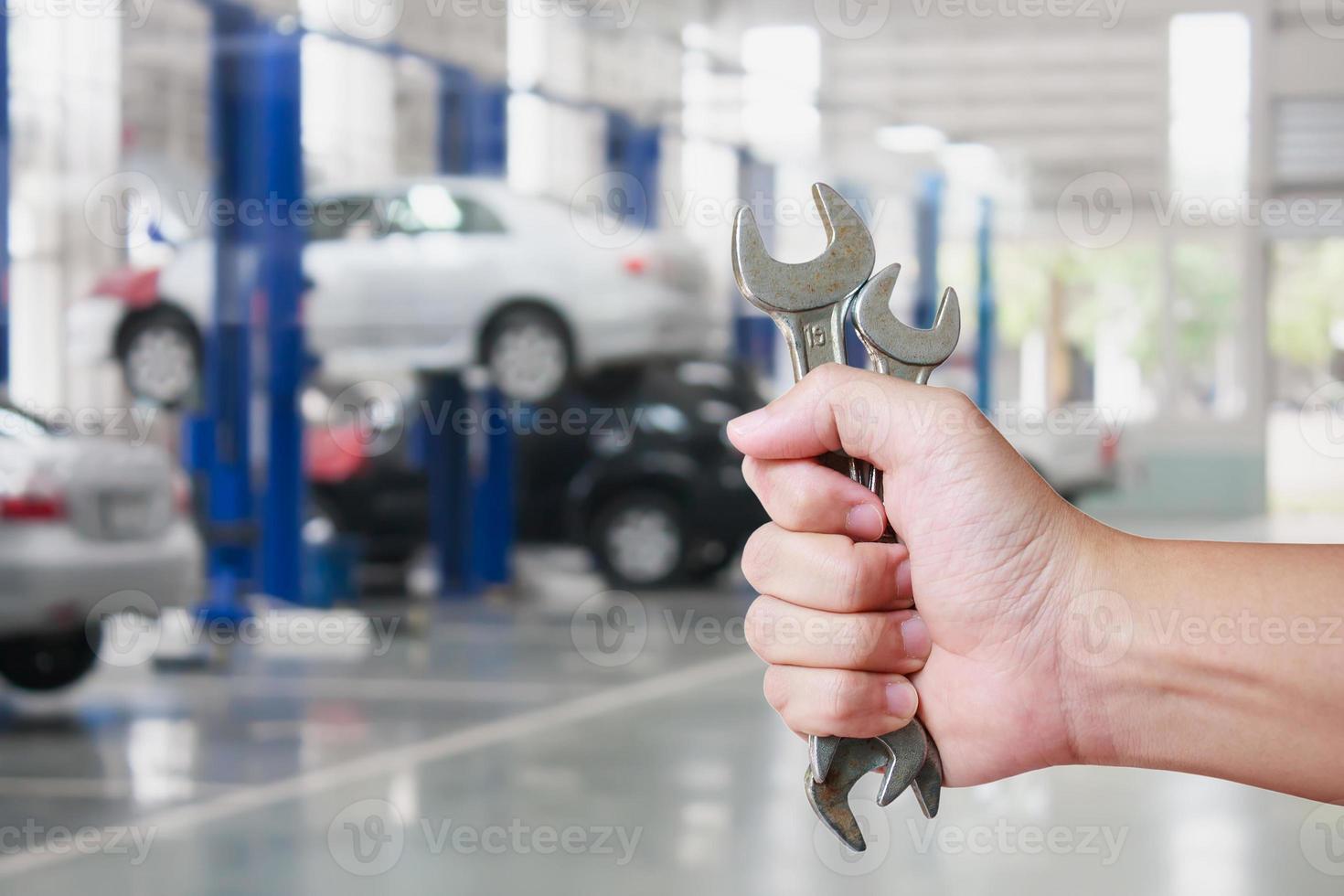 mano di meccanico professionista con chiave inglese foto