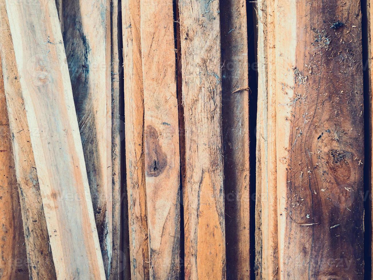 pila di assi di legno foto