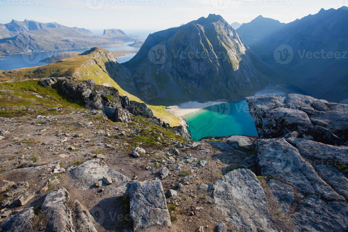 paesaggio norvegese estivo con vista picco ryten, isole lofoten, nordland foto