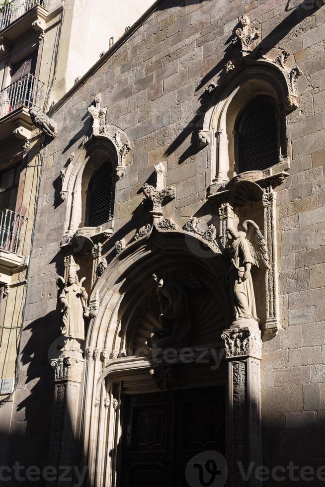 facciate di edifici di grande interesse architettonico nella città di barcellona - spagna foto