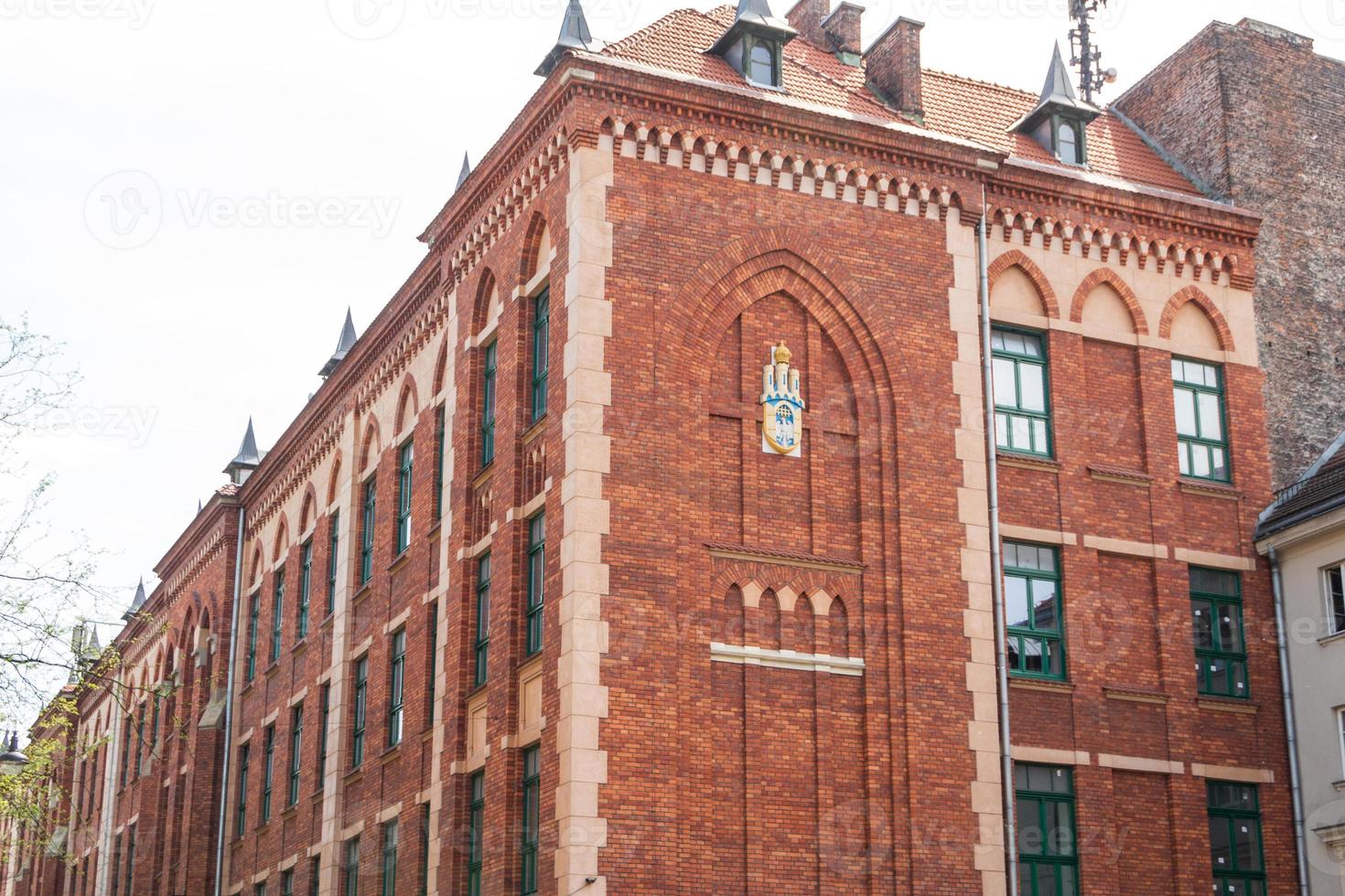 bella facciata della vecchia casa di città a Cracovia, in Polonia foto