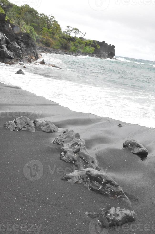 spiaggia di sabbia nera a waianapanapa state park in maui, hawaii foto