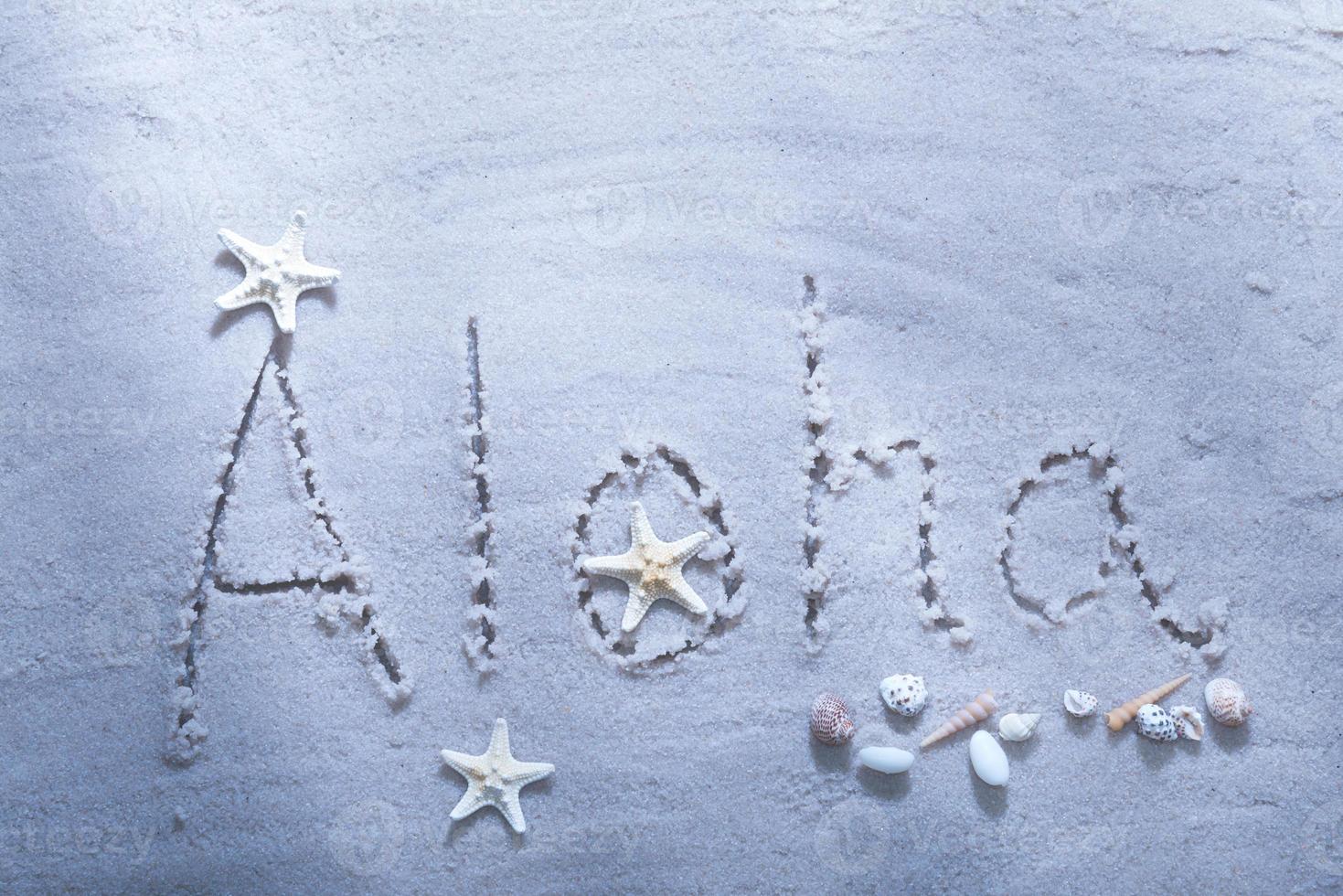 aloha beach scrivendo con conchiglie foto
