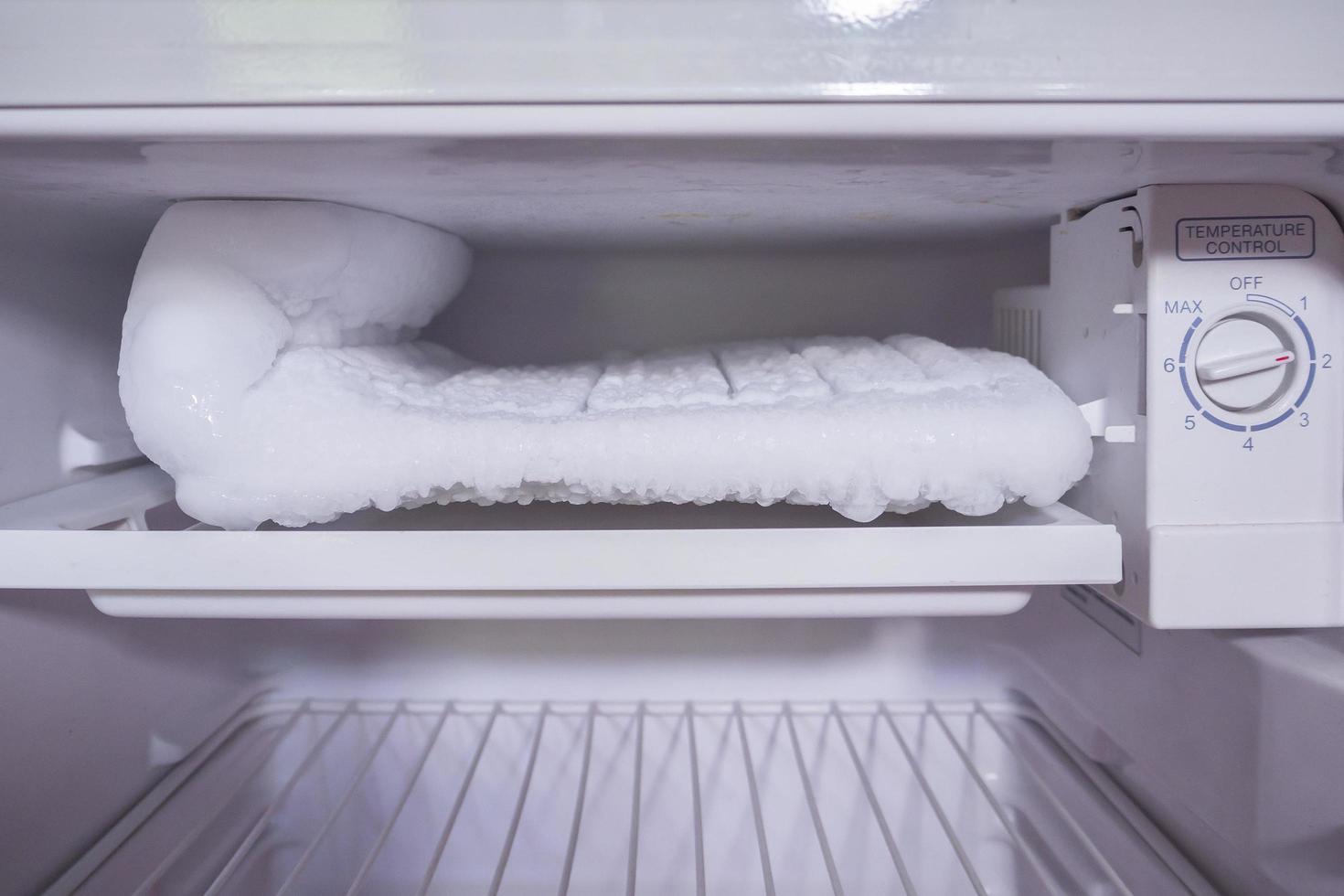 accumulo di ghiaccio congelato nel congelatore del frigorifero foto