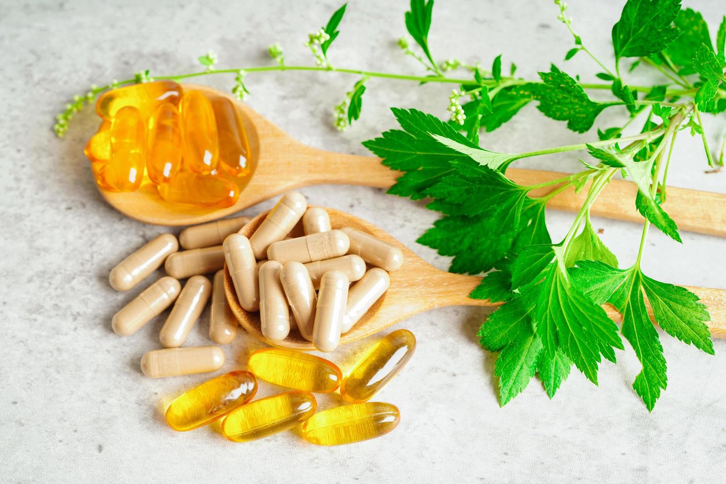 medicina alternativa capsula organica a base di erbe con vitamina e omega 3 olio di pesce, minerale, farmaco con foglie di erbe integratori naturali per una vita sana e buona. foto