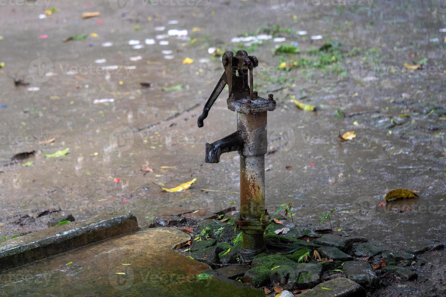 pompa dell'acqua manuale, arrugginita e dimenticata foto