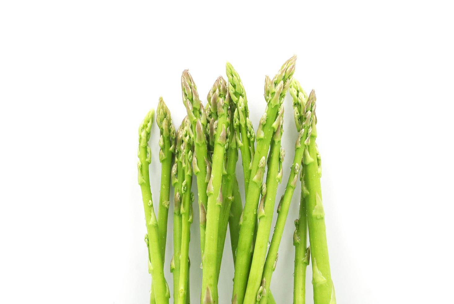 verdura fresca di asparagi isolata su sfondo bianco. foto