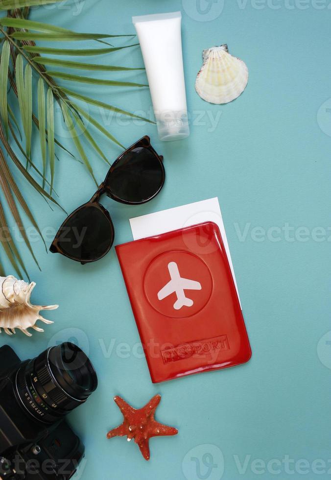 accessori da viaggio, rami di foglie di palma tropicali su sfondo con spazio vuoto per il testo. concetto di vacanza di viaggio. sfondo estivo. set telaio stradale. piatto laico, vista dall'alto. foto