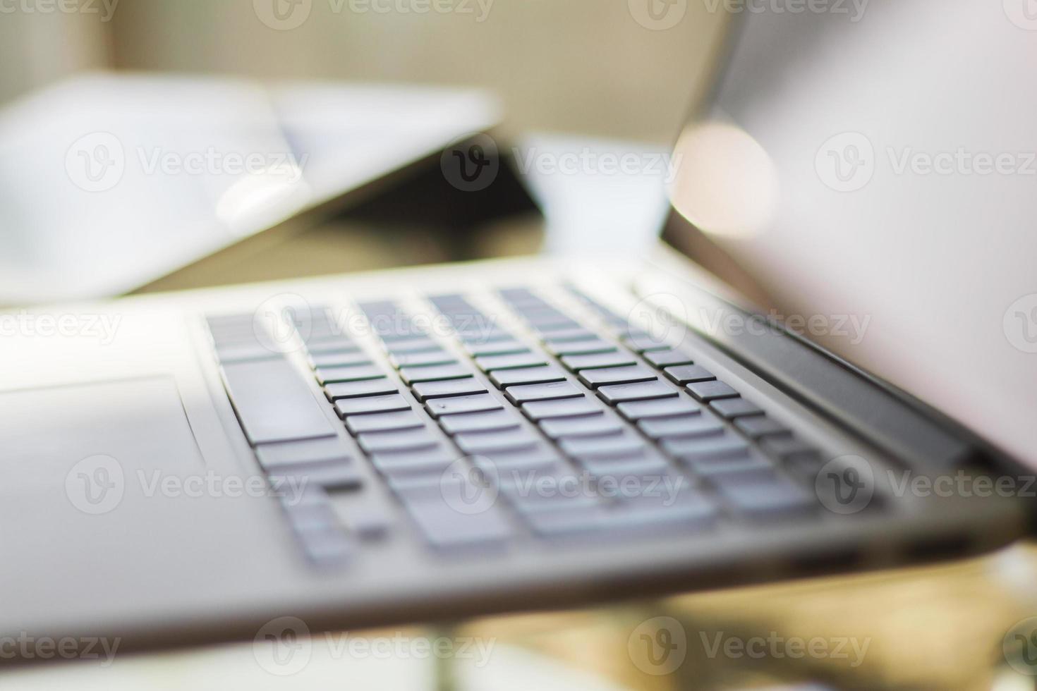 laptop moderno a casa, profondità di campo foto
