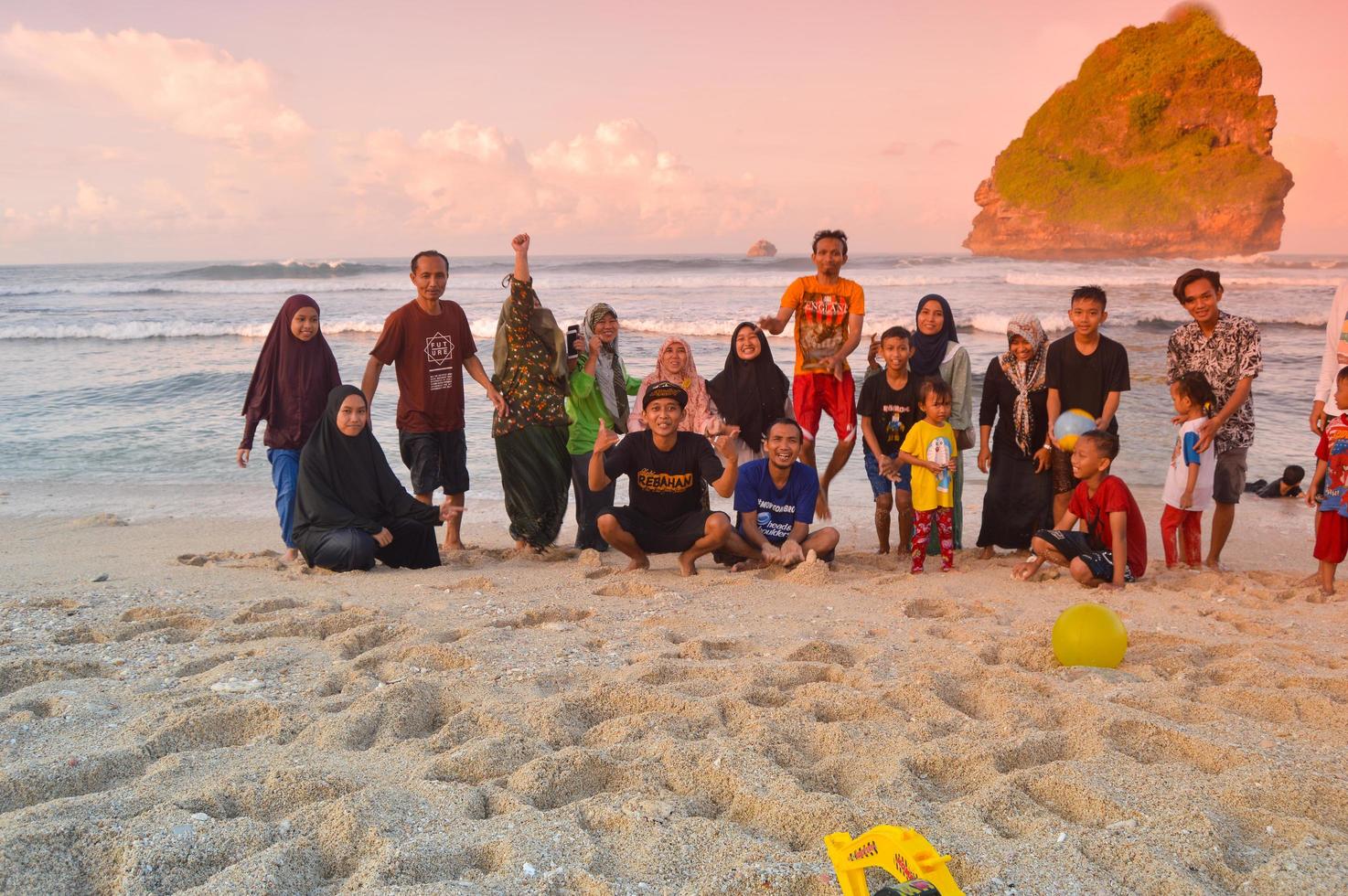 malang, indonesia, 2022 - atmosfera da spiaggia con persone che incontrano foto durante la vacanza eid al-fitr dopo la pandemia del 2022 sulla costa di goa cina, malang