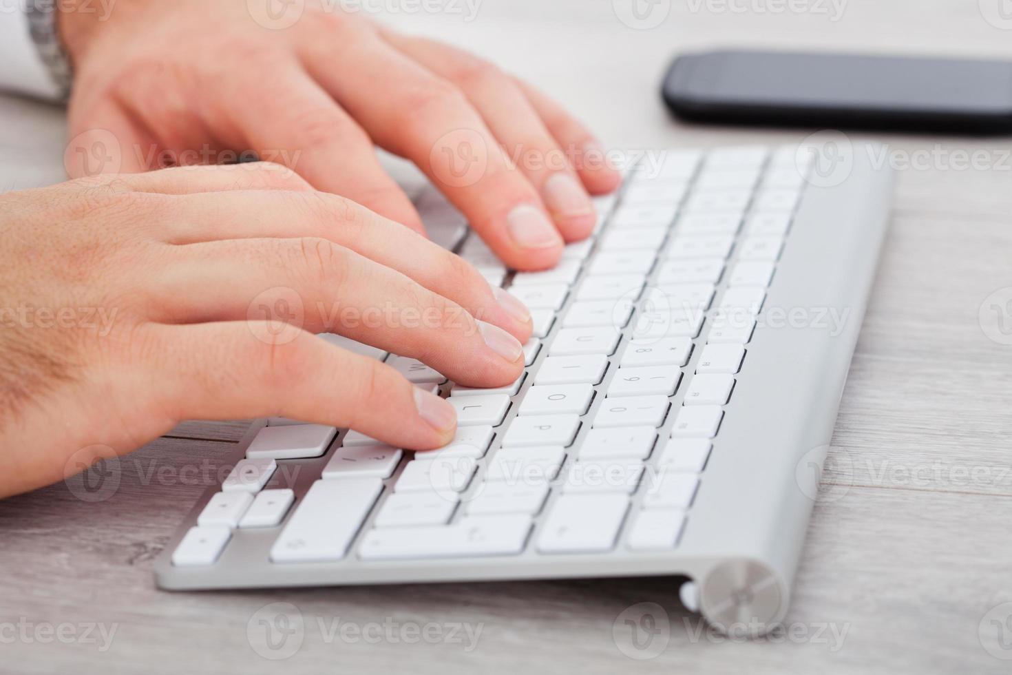 mano maschile digitando sulla tastiera foto