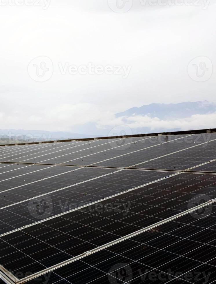 pannello fotovoltaico, nuova tecnologia per conservare e utilizzare l'energia della natura con la vita umana, l'energia sostenibile e il concetto di amico ambientale. foto