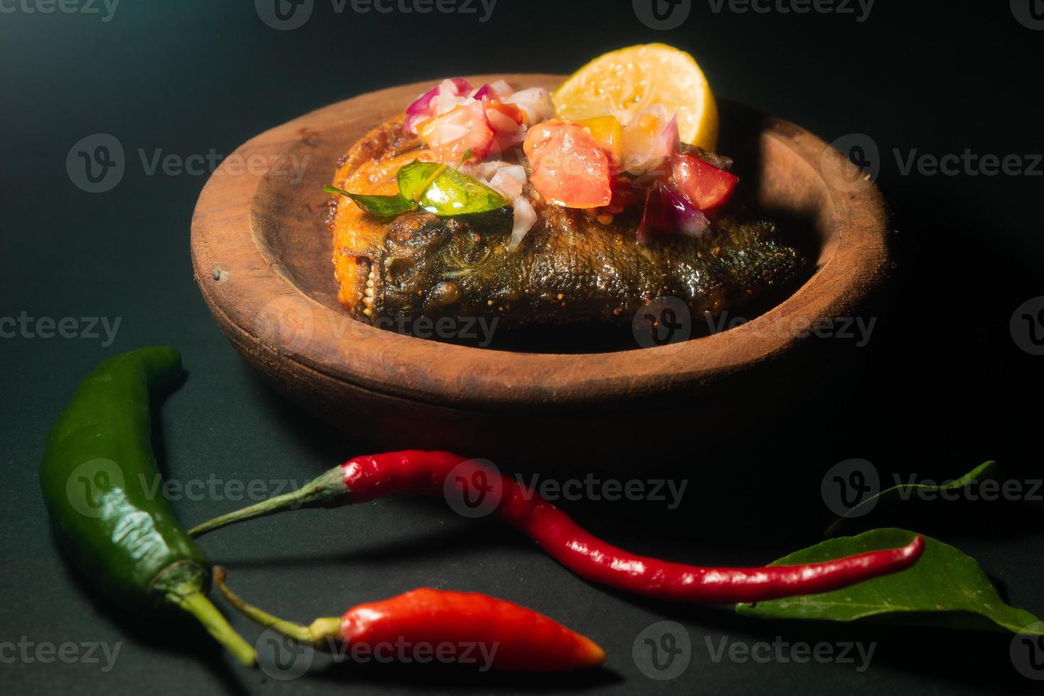 fritto di pesce piccante con riso. fotografia di cibo asiatico foto