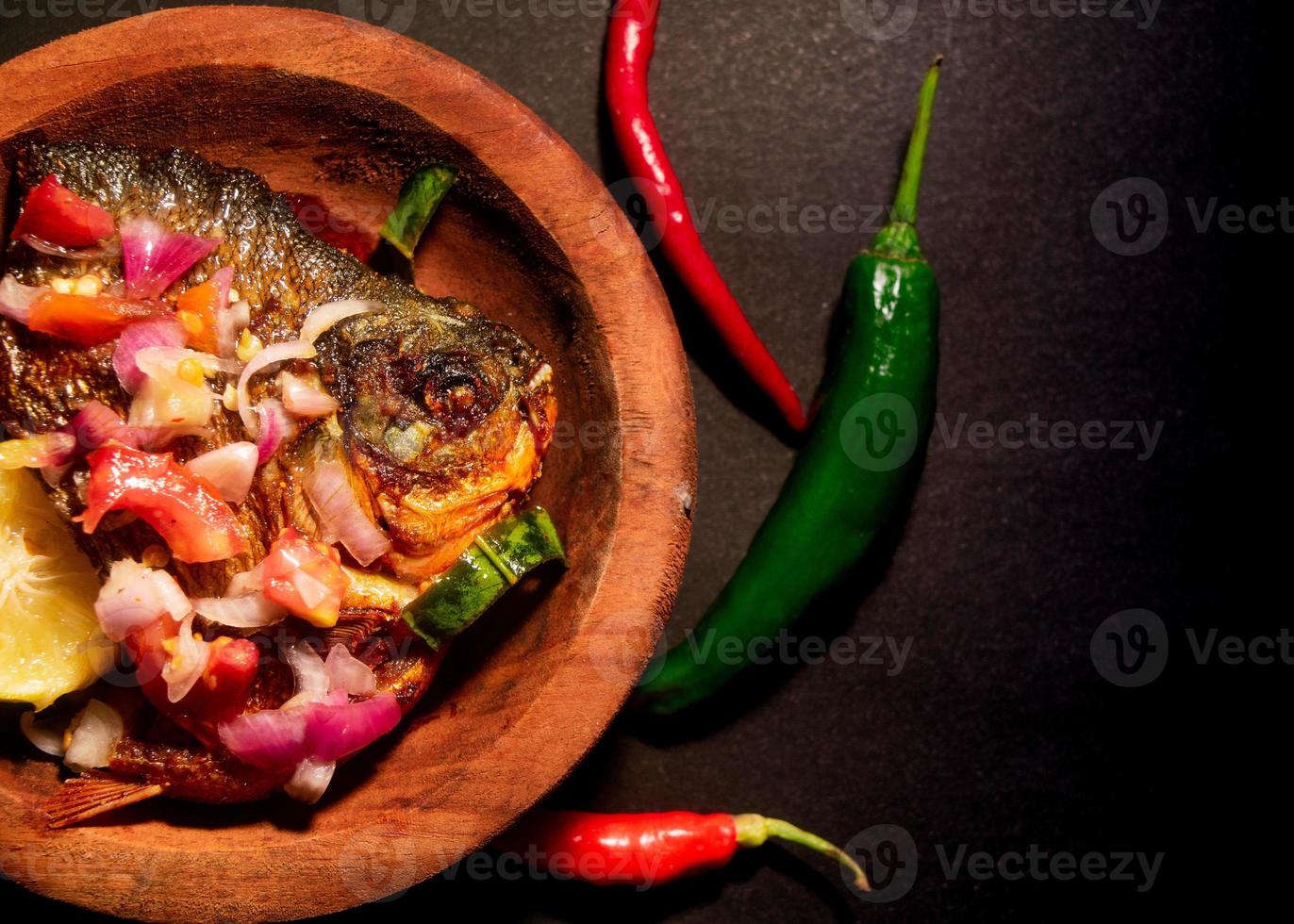 fritto di pesce piccante con riso. fotografia di cibo asiatico foto