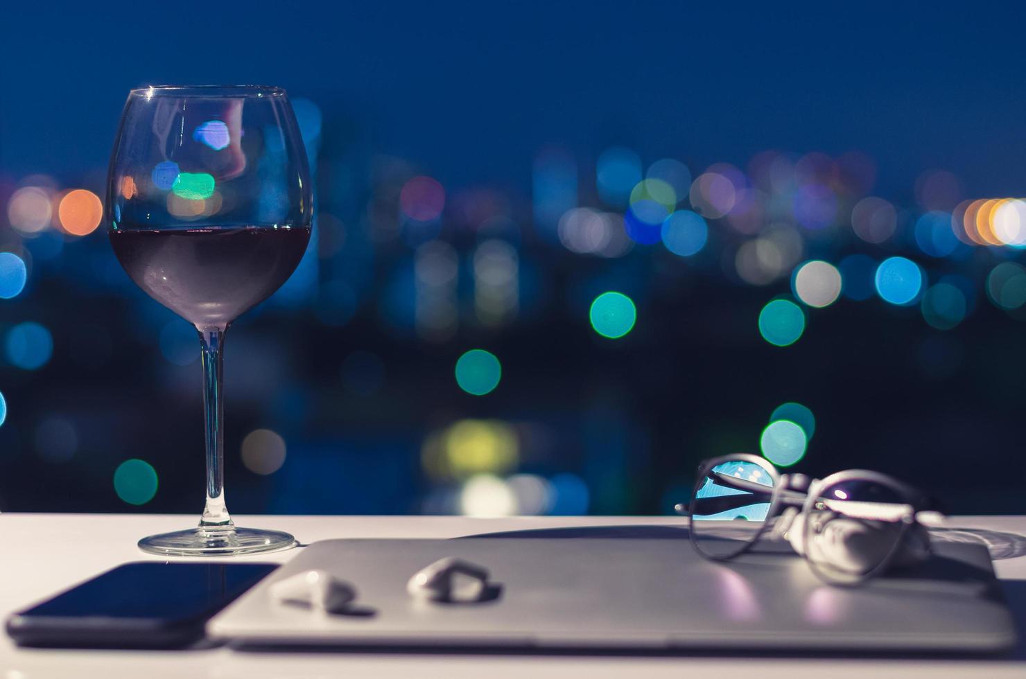 un bicchiere di vino rosso messo in tavola foto