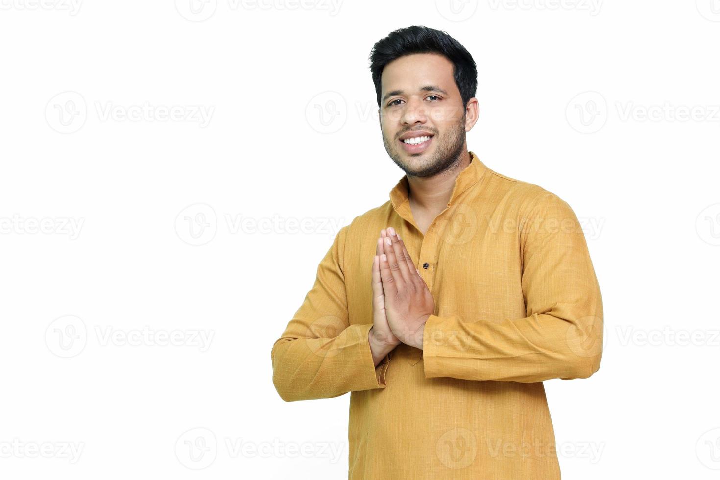 bel giovane indiano che mostra namaste, isolato su sfondo bianco. foto