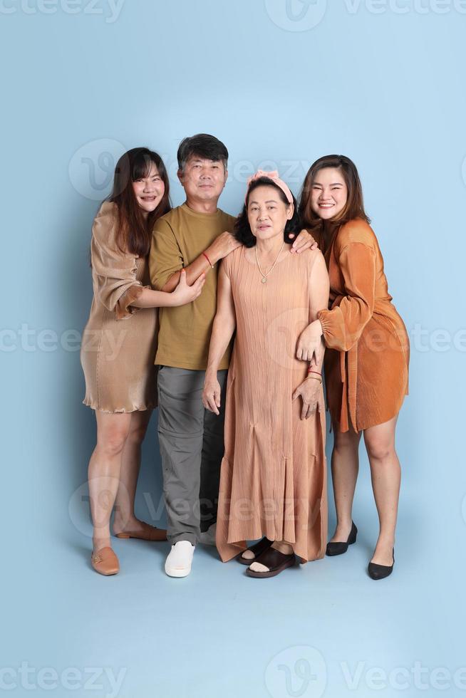 felice famiglia asiatica foto