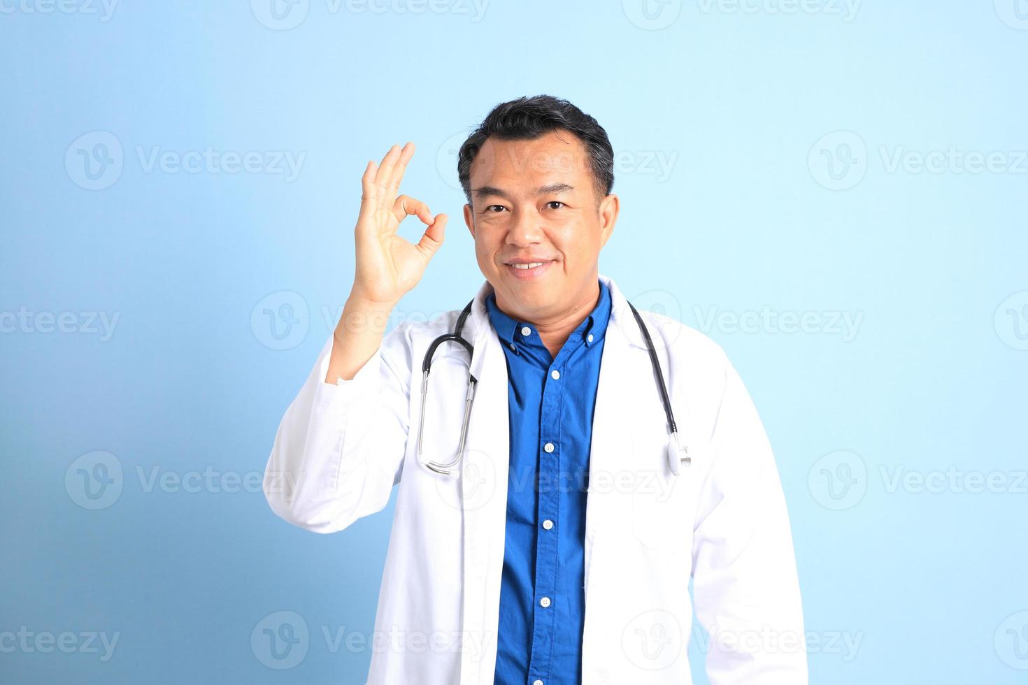 medico asiatico anziano foto