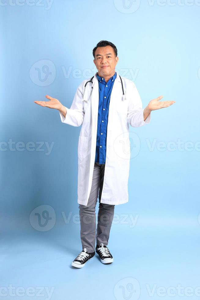 medico asiatico anziano foto