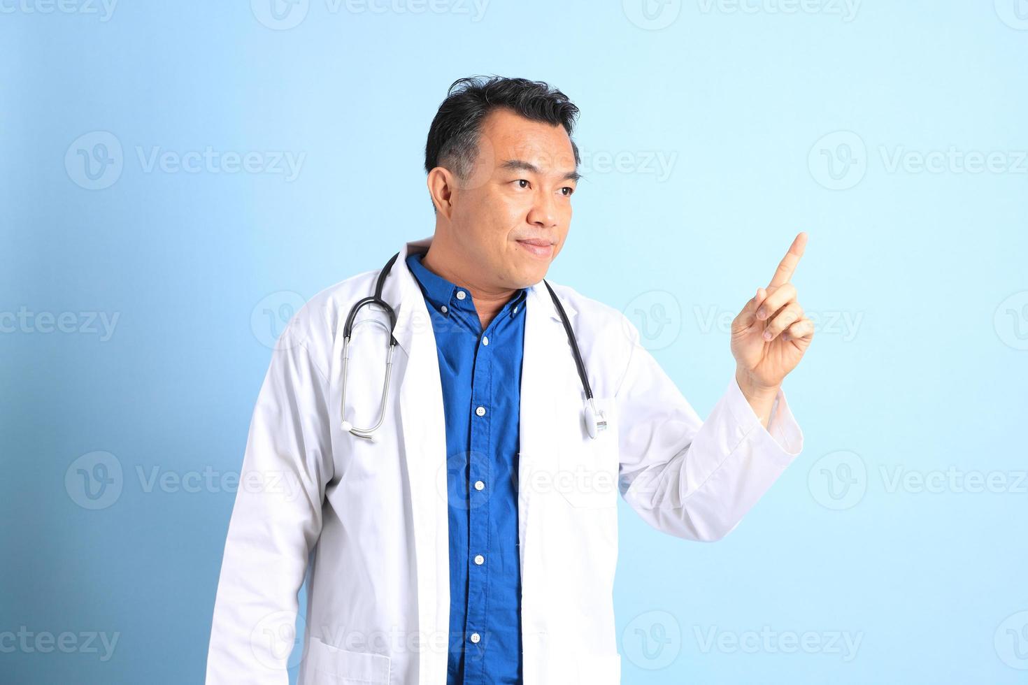 medico asiatico anziano foto