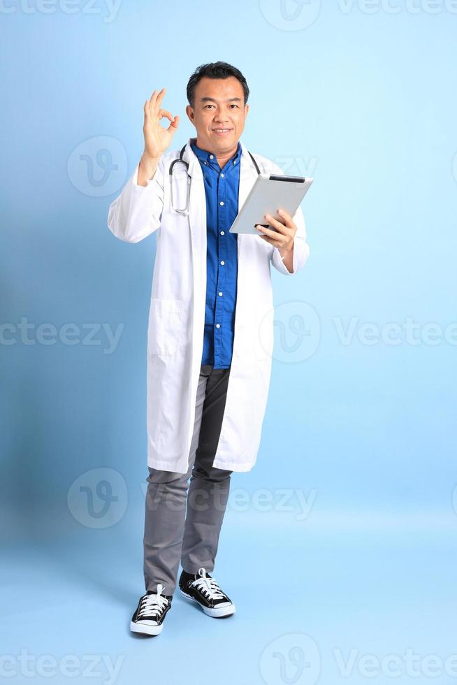 medico asiatico anziano foto