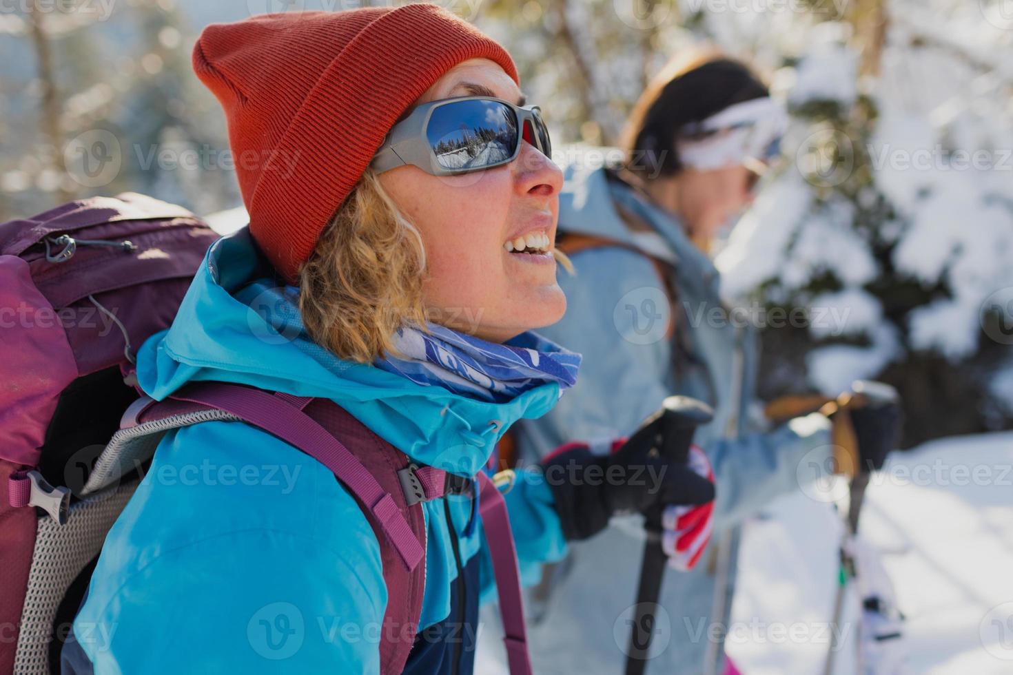 due donne nel trekking invernale foto