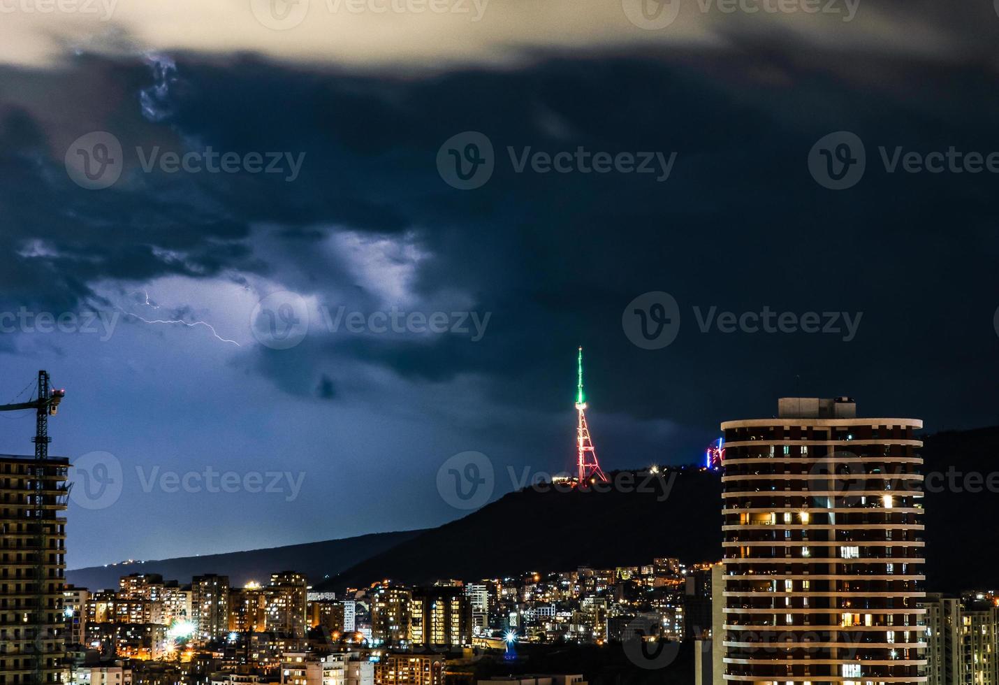 cielo serale drammatico con torcia foto