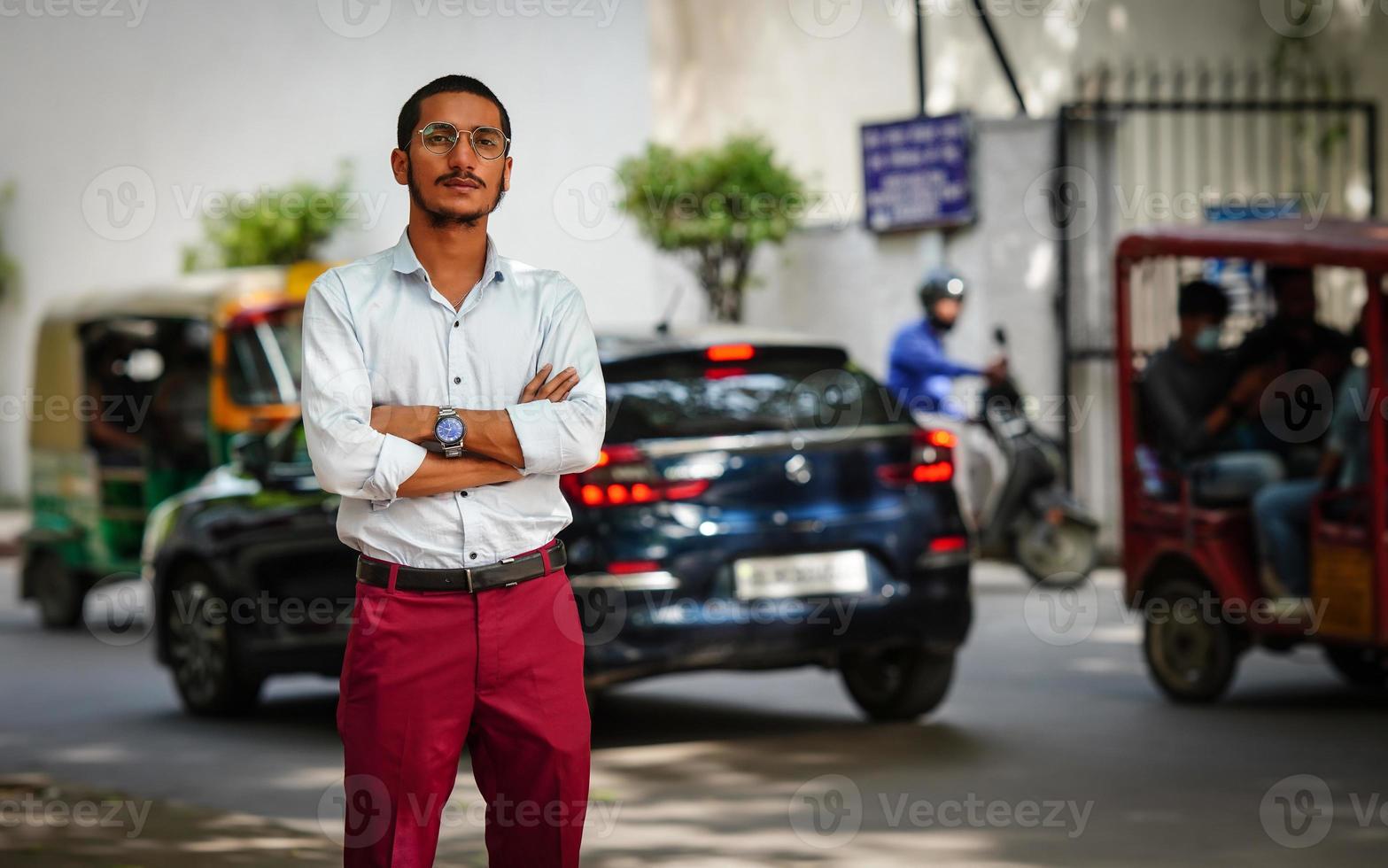 giovane uomo istruito indiano all'aperto foto