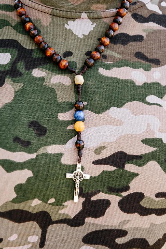 l'esercito ucraino porta un rosario sul petto, foto