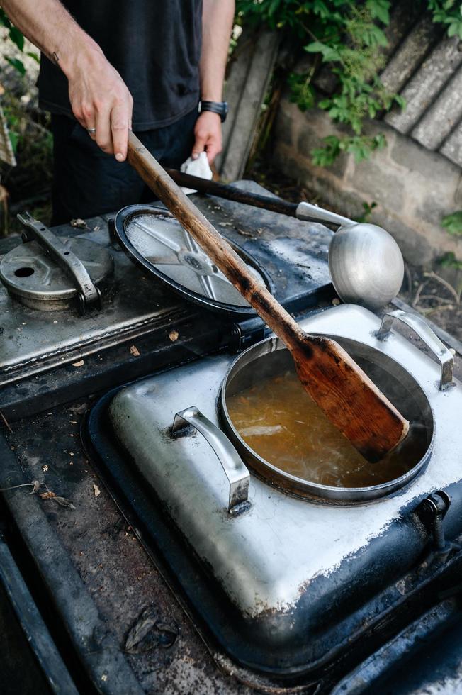 cucinare sul campo durante la guerra, cucina da campo dell'esercito ucraino. foto