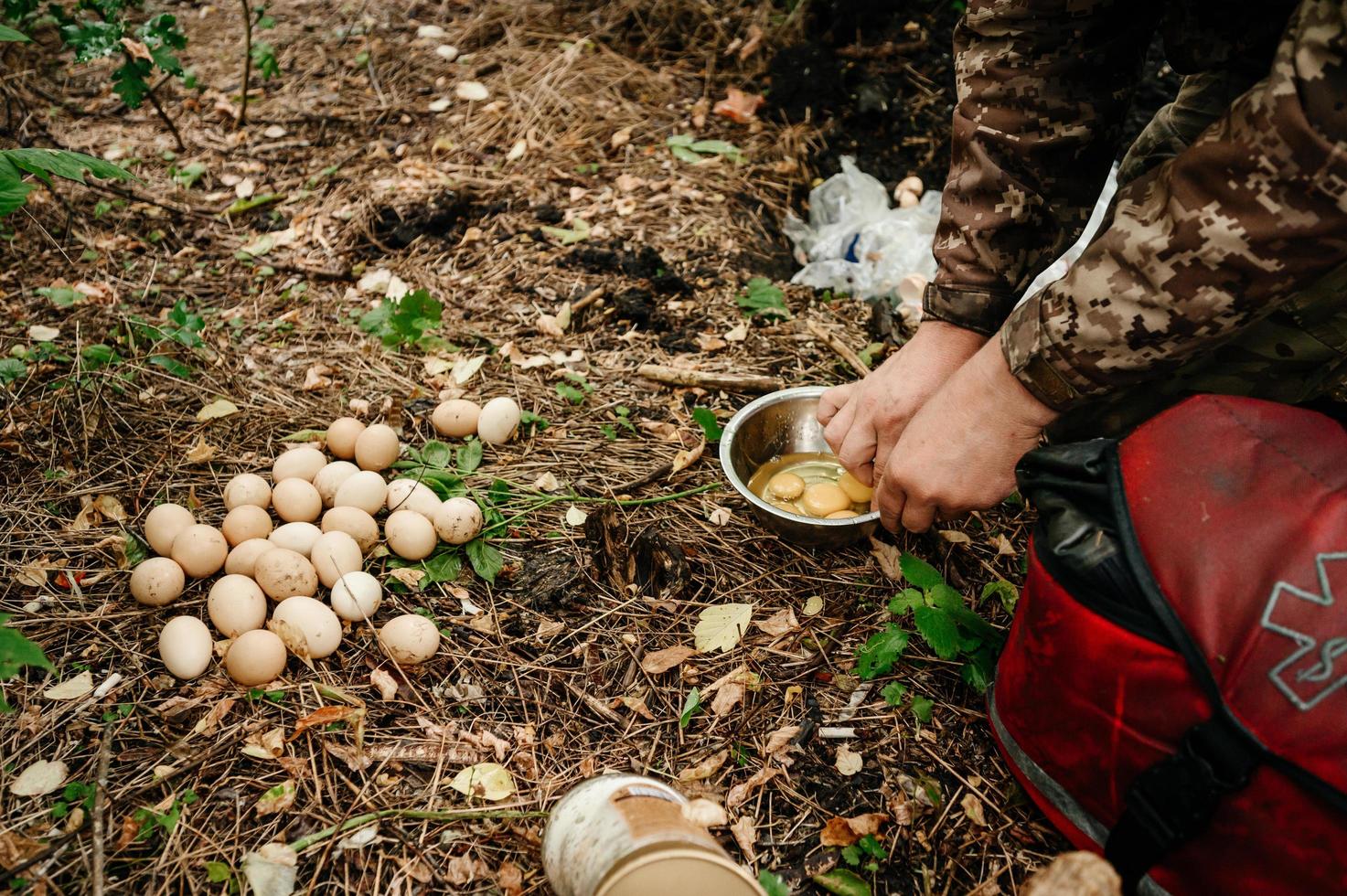 uova e una ciotola profonda, l'esercito ucraino prepara uova nel campo, guerra e cibo per i militari. foto