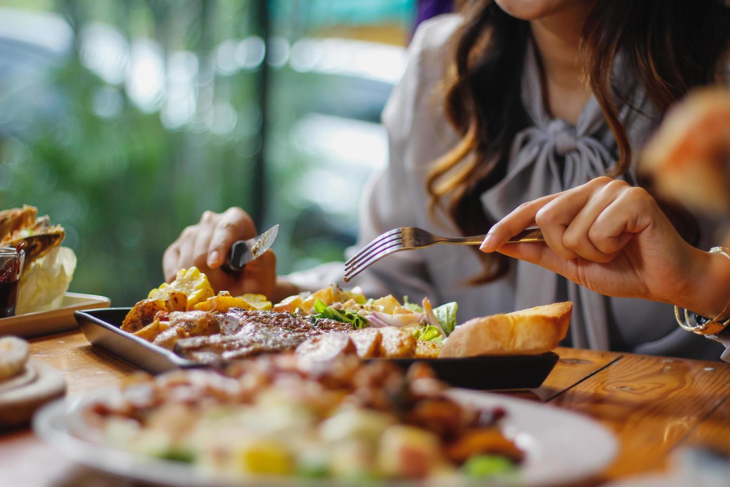 una varietà di piatti sono disposti sulla tavola per preparare i banchetti di famiglia e amici durante la vigilia di Capodanno. diverse idee per la preparazione del cibo per feste di famiglia e amici durante le festività natalizie. foto