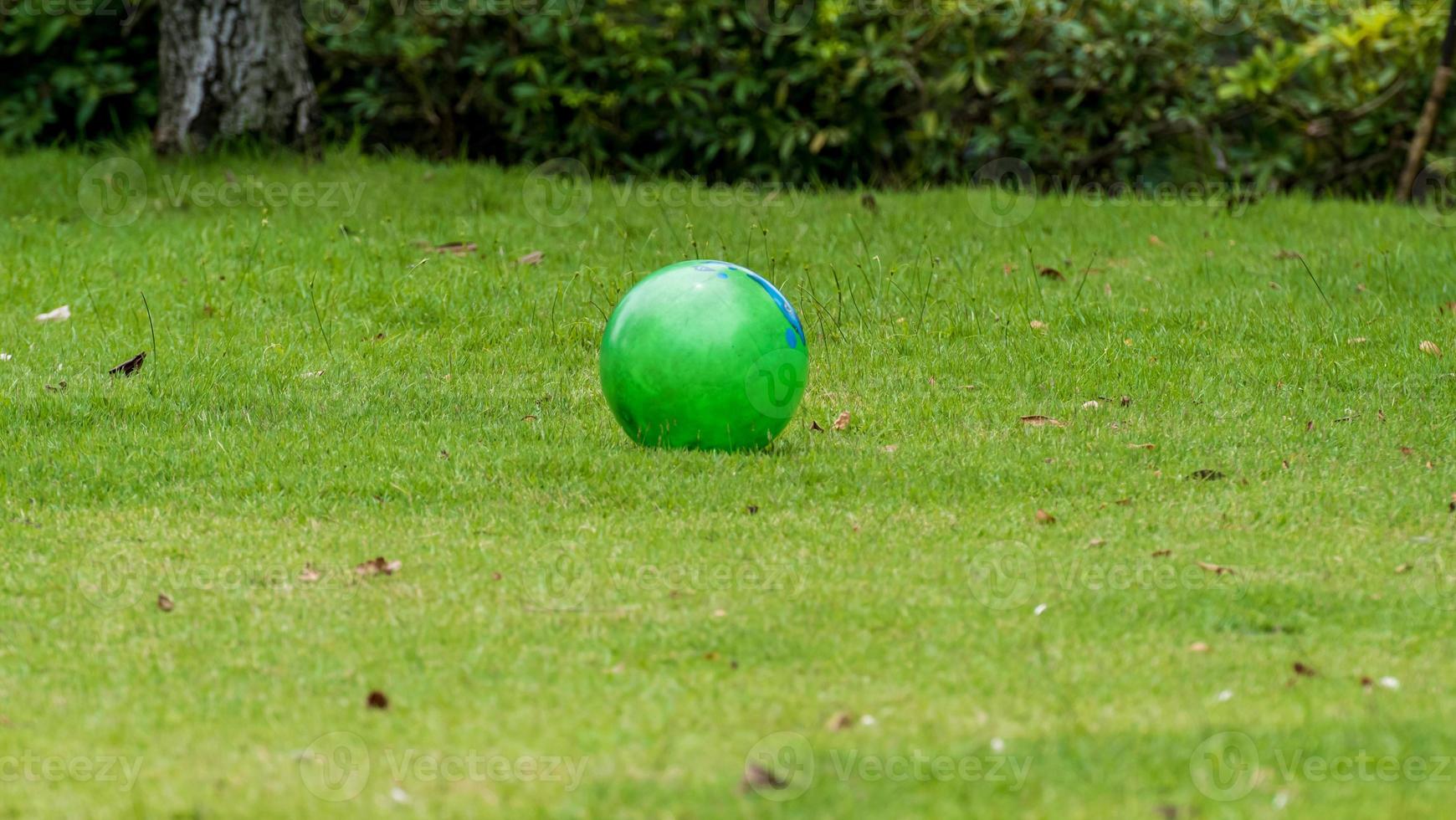 palla verde sul campo nel parco foto