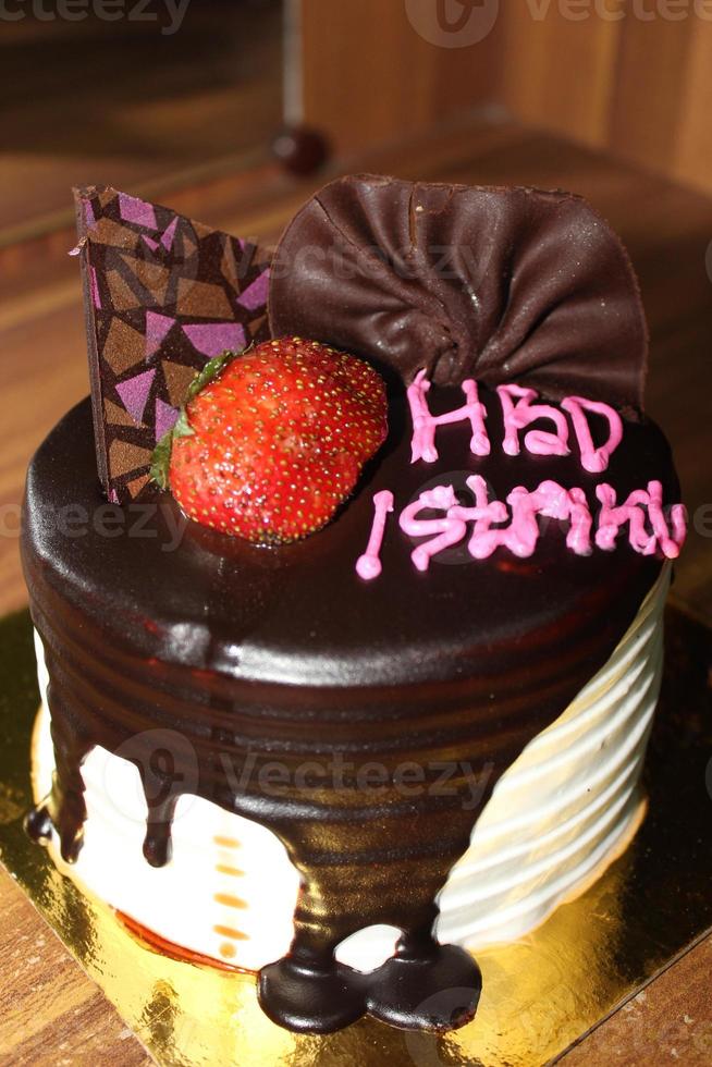 torta di compleanno con testo in lingua indonesiana hbd istriku, che significa buon compleanno a mia moglie foto