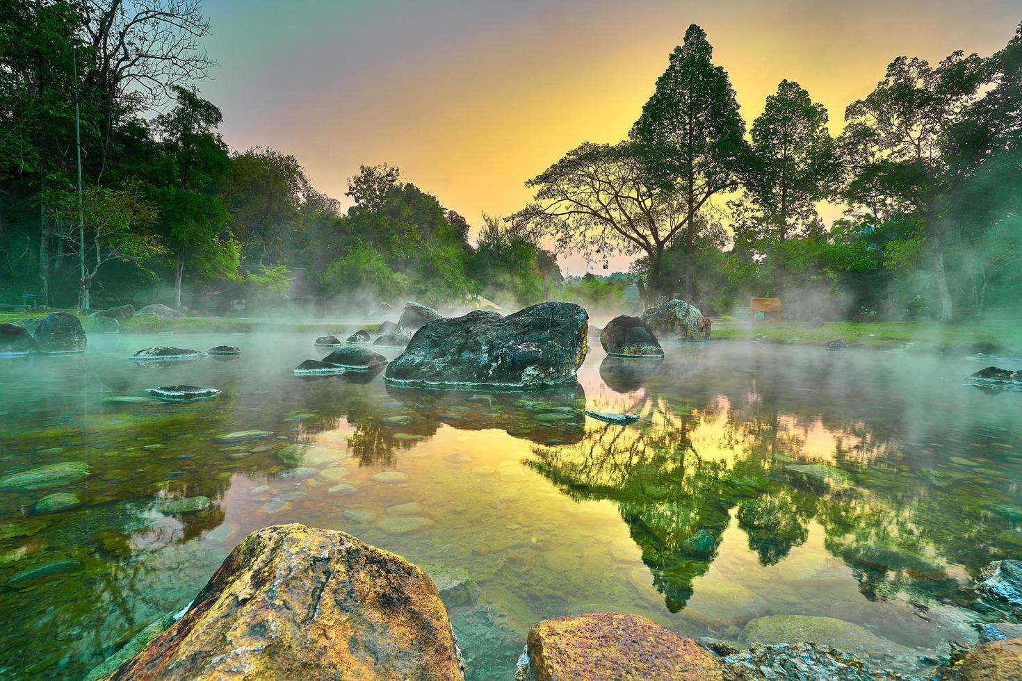 bagno naturale onsen delle sorgenti termali al parco nazionale chae son, lampang thailand.al mattino alba.bagno termale naturale circondato dalle montagne nel nord della tailandia.soft focus. foto