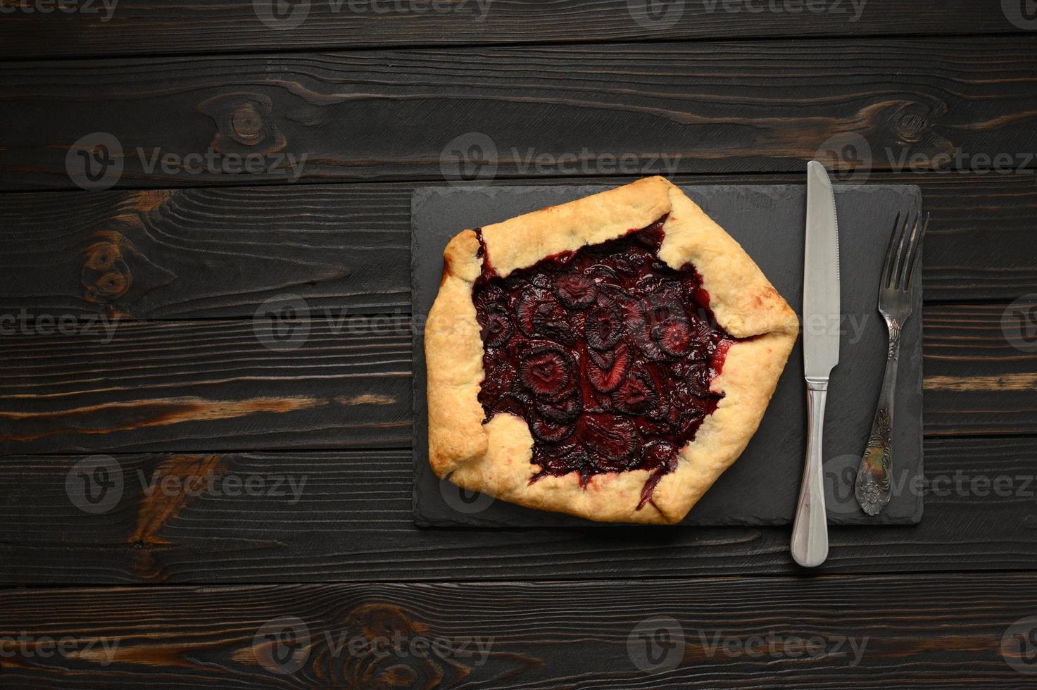 galette di fragole su fondo di legno scuro. fatti in casa foto