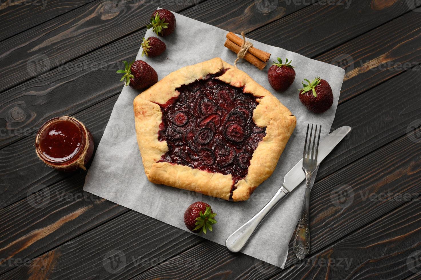 galette di fragole su fondo di legno scuro. fatti in casa foto