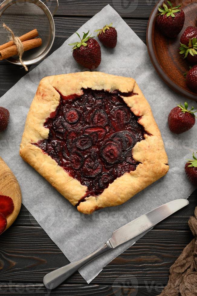 galette di fragole su fondo di legno scuro. fatti in casa foto