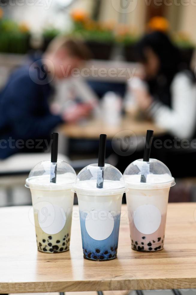 Tè con bolle di latte e piselli farfalla con perle di tapioca. foto