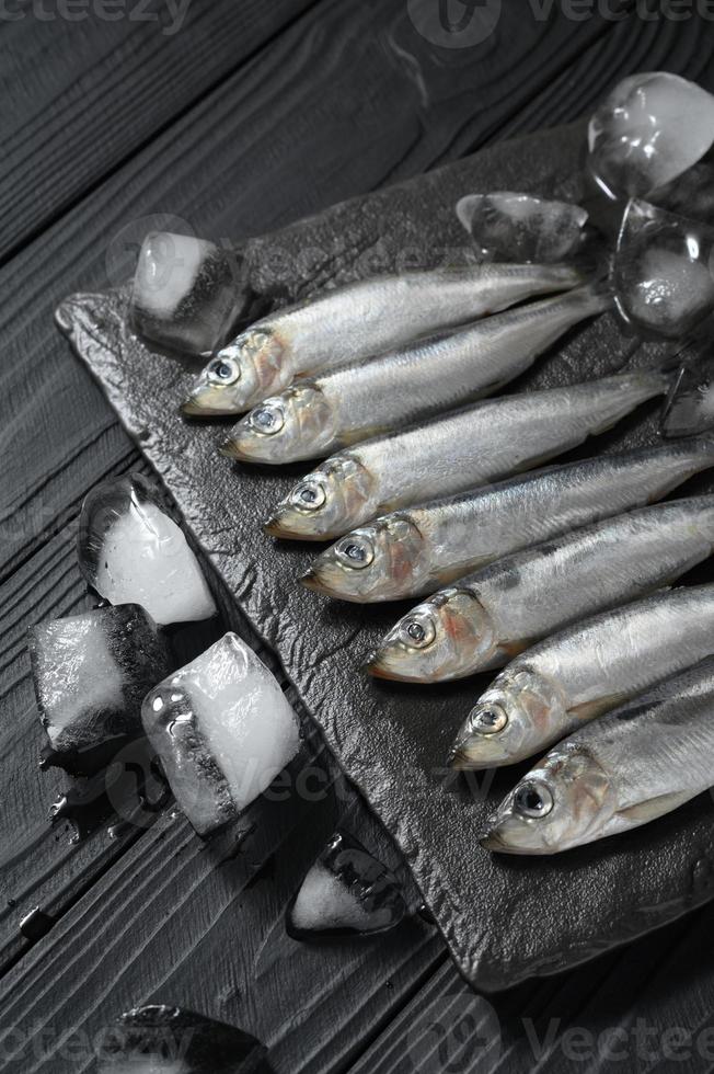 sardine fresche su fondo di legno rustico. foto