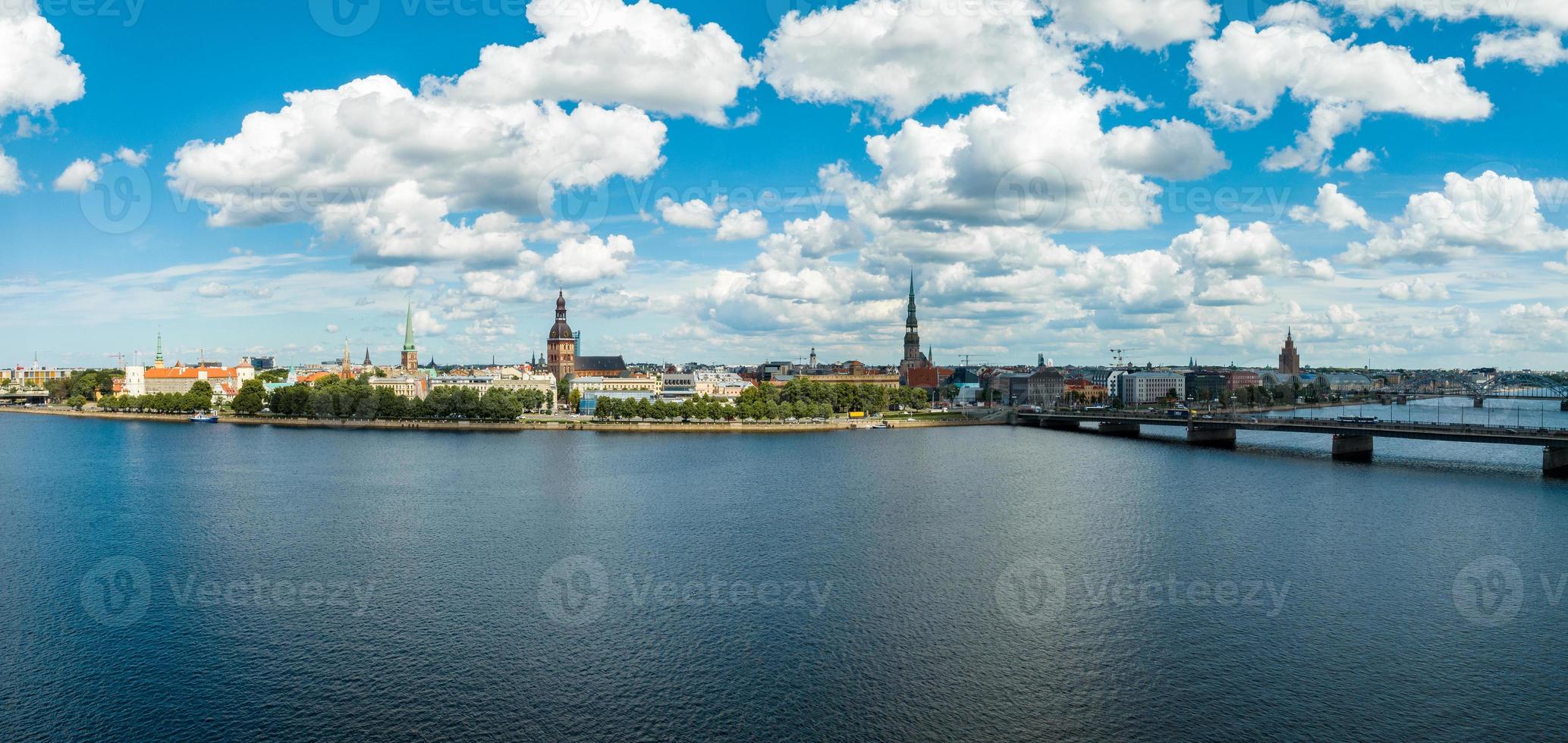 vista panoramica sul centro storico di riga foto