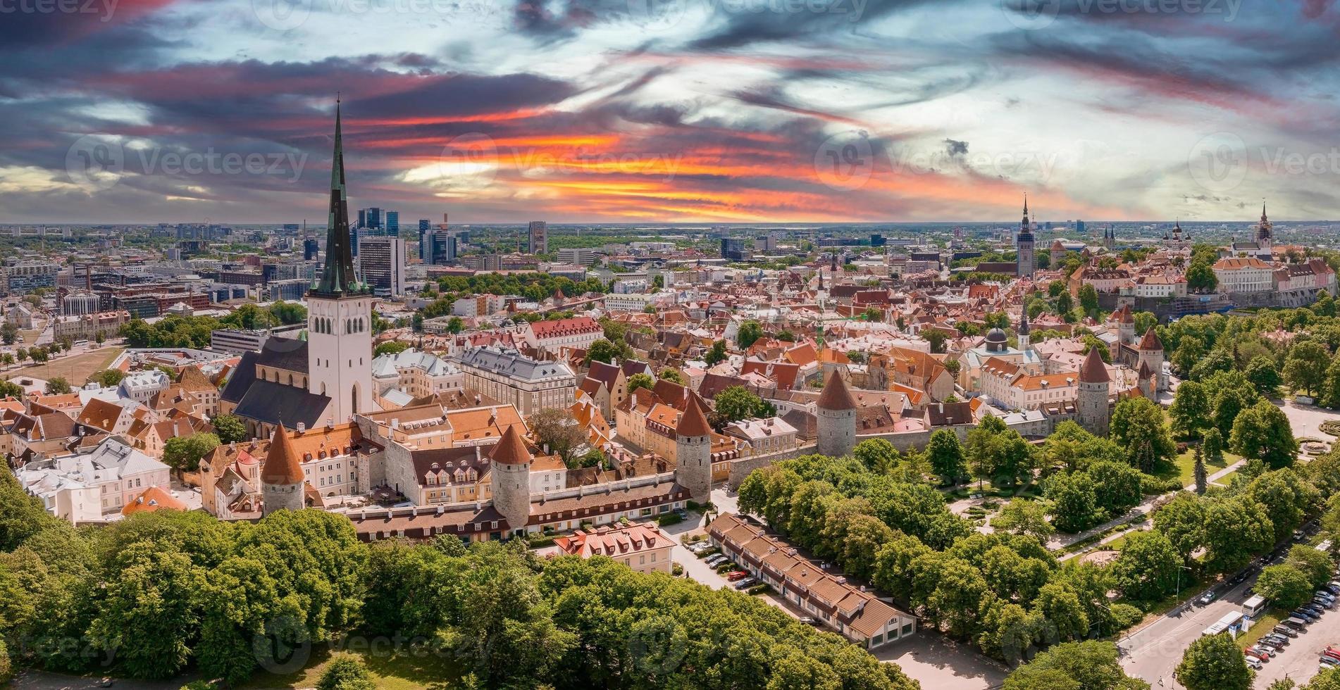 bella veduta aerea della città vecchia di tallinn. città medievale del nord europa. foto